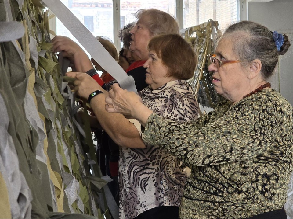 Маскировочные сети сплетут и отправят на фронт озерские пенсионеры