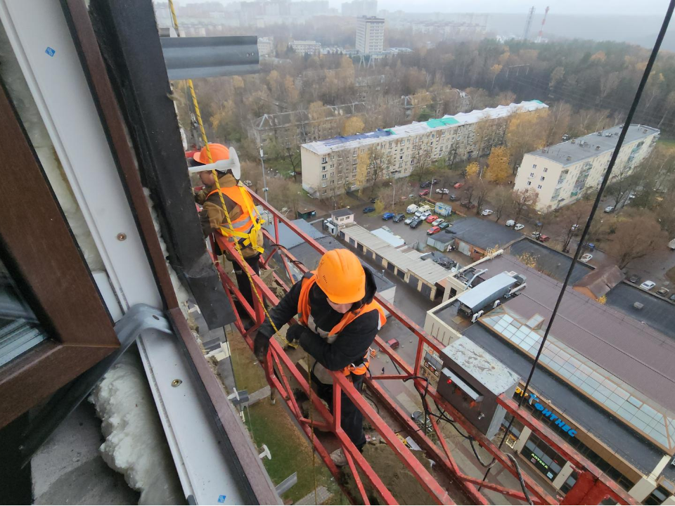 Фасад атакованного беспилотником дома восстановят к 7 ноября
