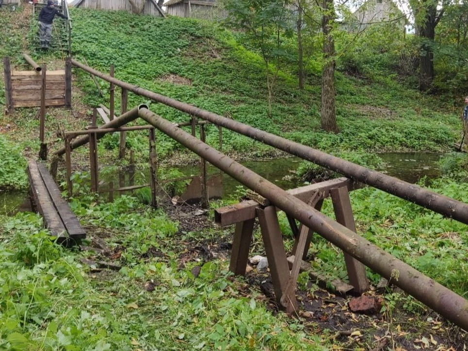 Пешеходные мосты через реку Ильятенка в Архангельском начали ремонтировать