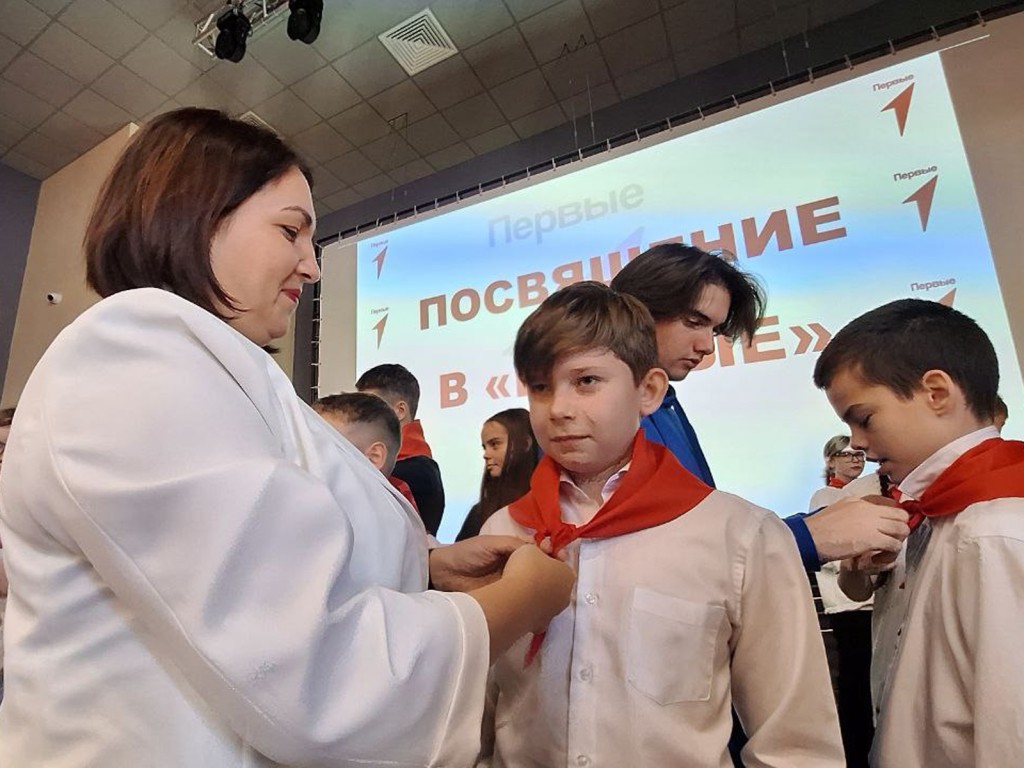 «Быть Первым – это почетно»: в Верзиловской школе приняли в «Движение Первых» три класса
