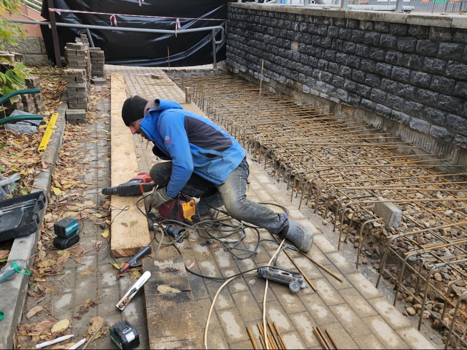 Мамы с колясками дождались: в Истре ремонтируют пандус у детской поликлиники