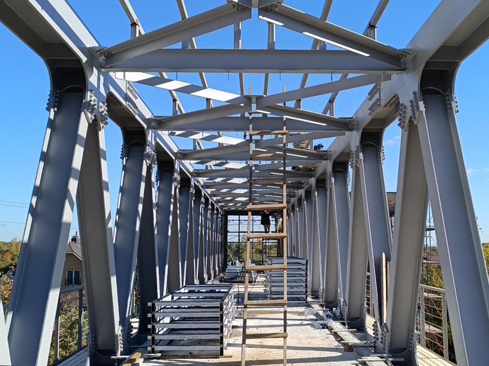 Строители наполовину остеклили опору нового пешеходного перехода на Кольцевой улице