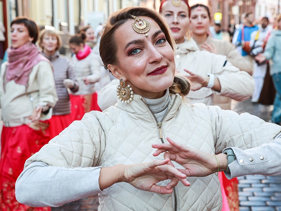 В Одинцове по Советской прошли кришнаиты с песнями и танцами