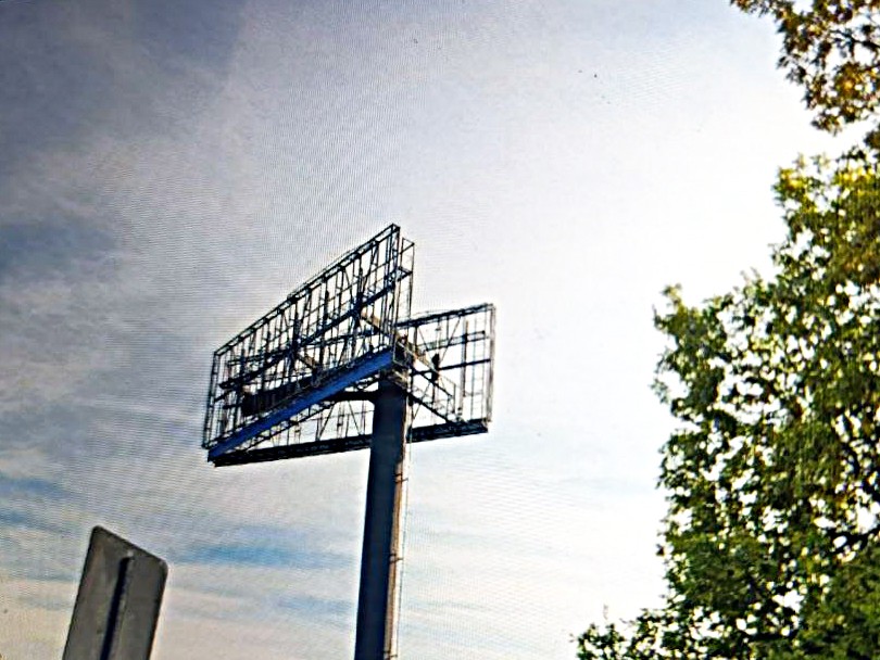 В Одинцове установили один из самых высоких рекламных щитов в городе