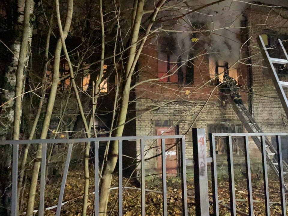 Пожарные ликвидировали возгорание в заброшенном здании в Дедовске