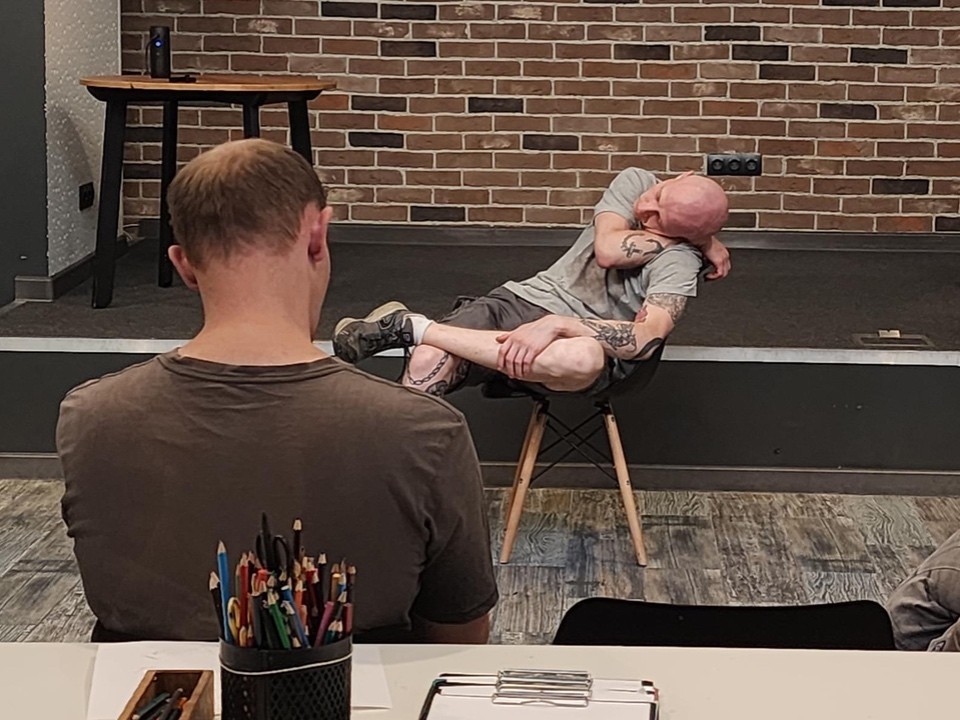 Быстрым зарисовкам людей с натуры обучают бесплатно в арт-пространстве «Восход»