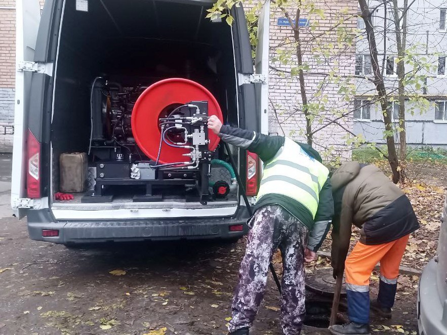 Коммунальщики Пушкино устранили засоры на Ярославском шоссе и улице Горького