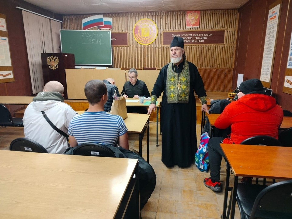 Военный священник напутствует призывников в Кашире и вручает нательные кресты