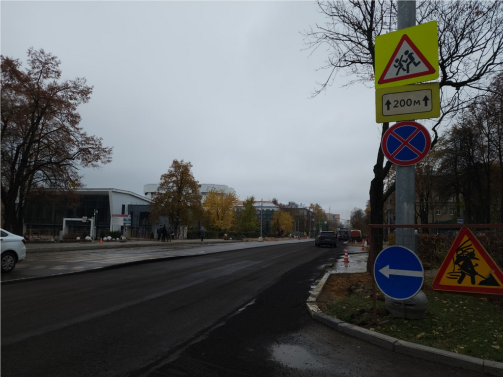 Рабочие ремонтируют участок дороги около театра «ФЭСТ»