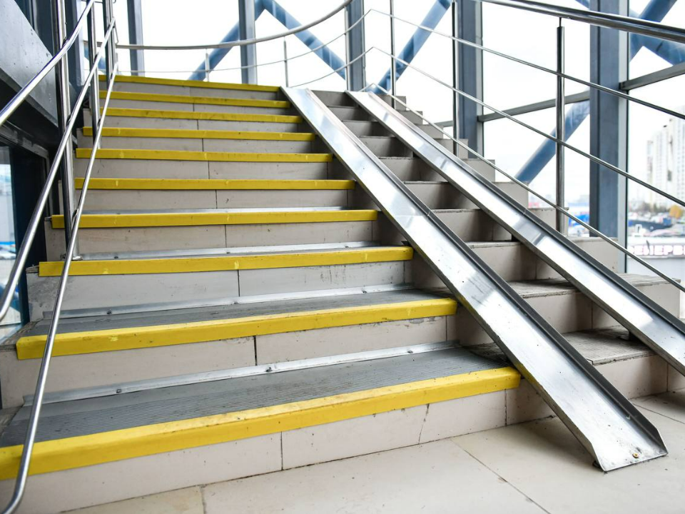 Временный пешеходный мост через ж/д пути установили на станции Левобережная