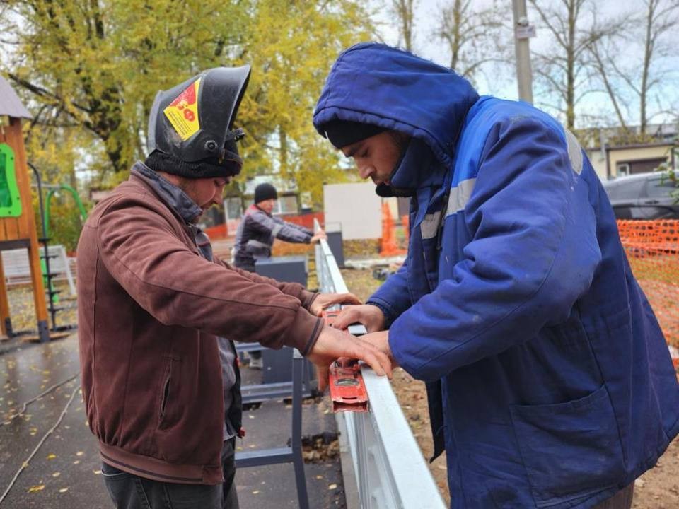 Станет светлее и безопаснее: на детской площадке в Тучкове установят новое ограждение и фонари