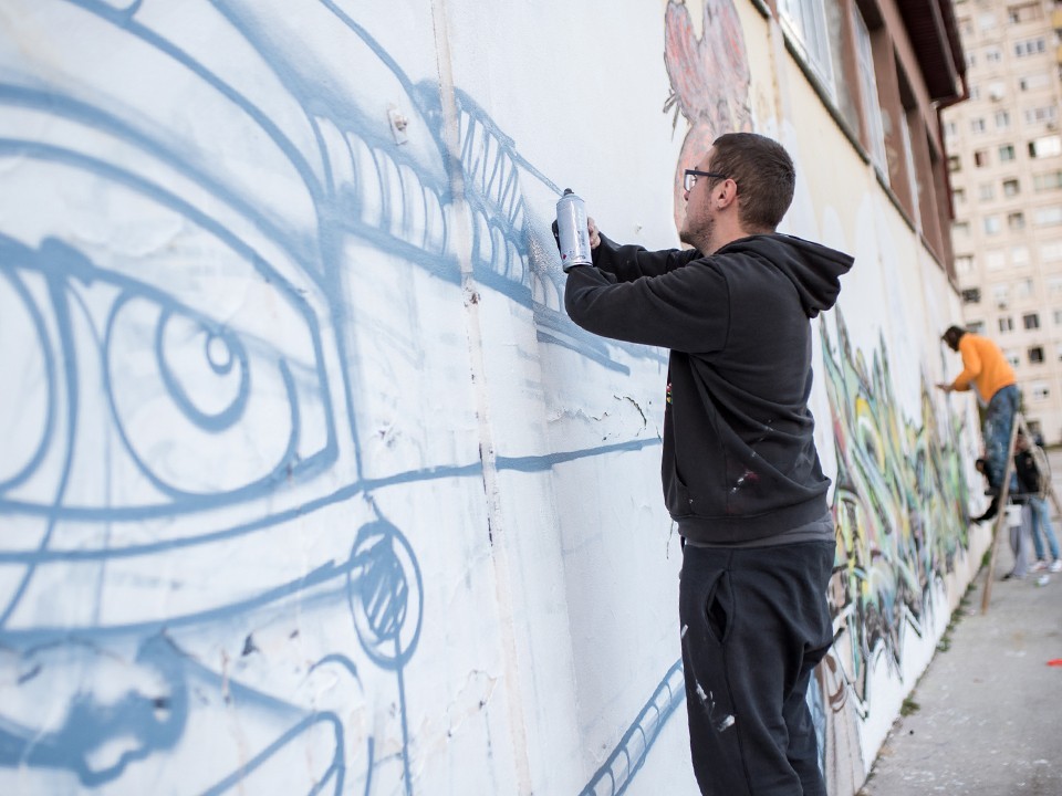 Вандалы в Пушкино разрисовали крышу жилого дома и выложили это в соцсети