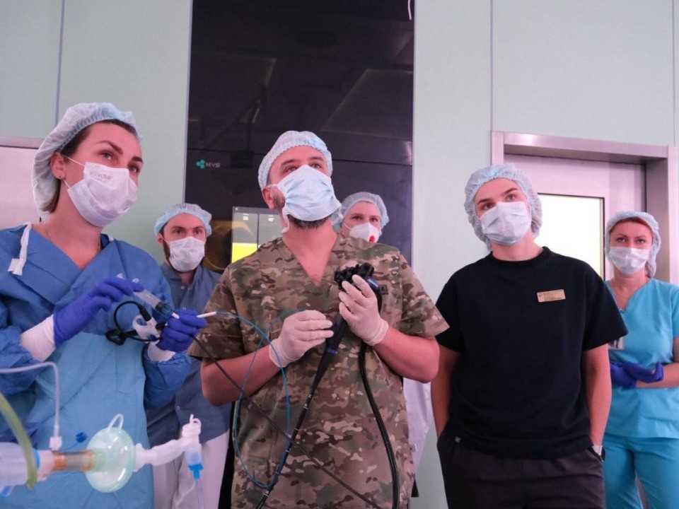 Орех решил «путешествовать» по бронху малыша, а врач остановил его «корзинкой»: в Центре Рошаля спасли годовалого ребенка от тяжелой пневмонии