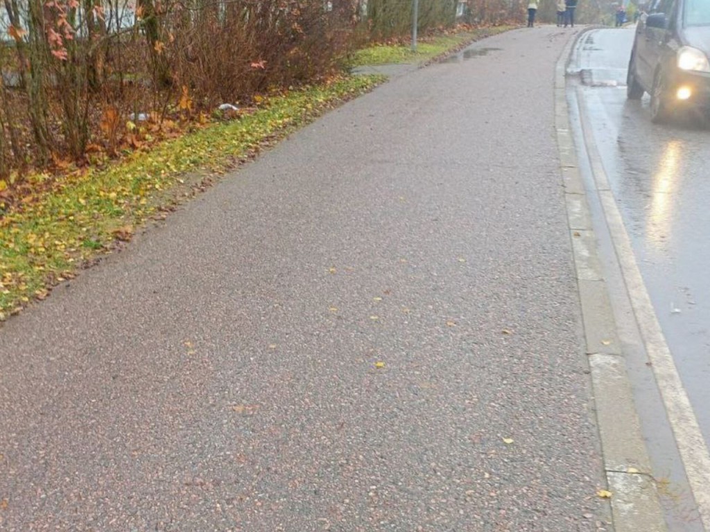 «Мосавтодор» очистил от мусора тротуар на Школьной в Вербилках