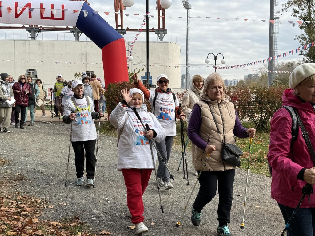 Люберецкие пенсионеры прошли «10 тысяч шагов к жизни» в Центральном парке