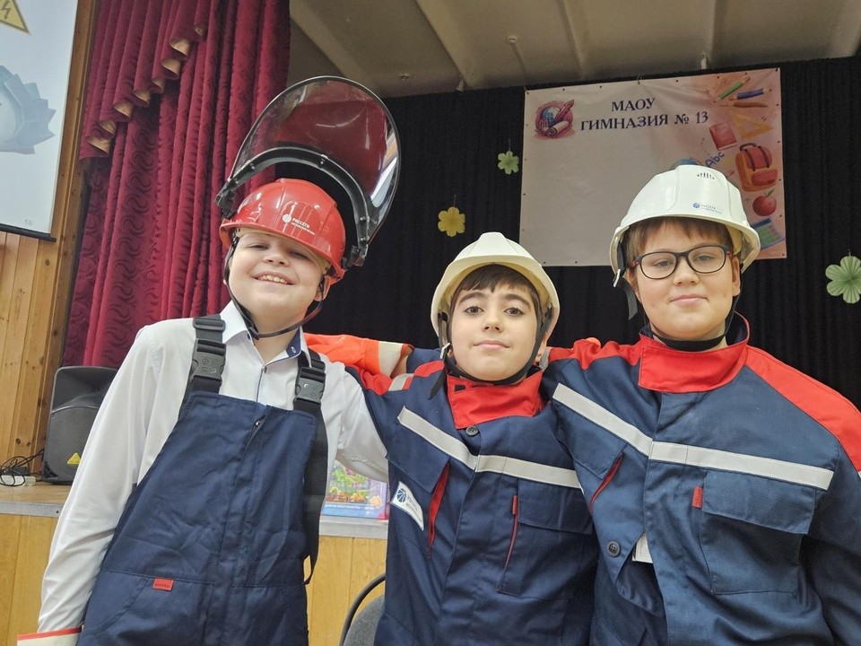 Фиксики, каски и резиновые сапоги: как третьеклассники учились безопасности с «Россети»