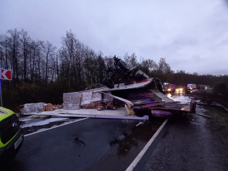 Врачи оказали помощь водителям грузовых автомобилей после страшной аварии на трассе А-108
