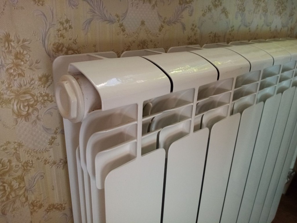 «У соседа греет, у меня — нет»: куда звонить, если дома холодно