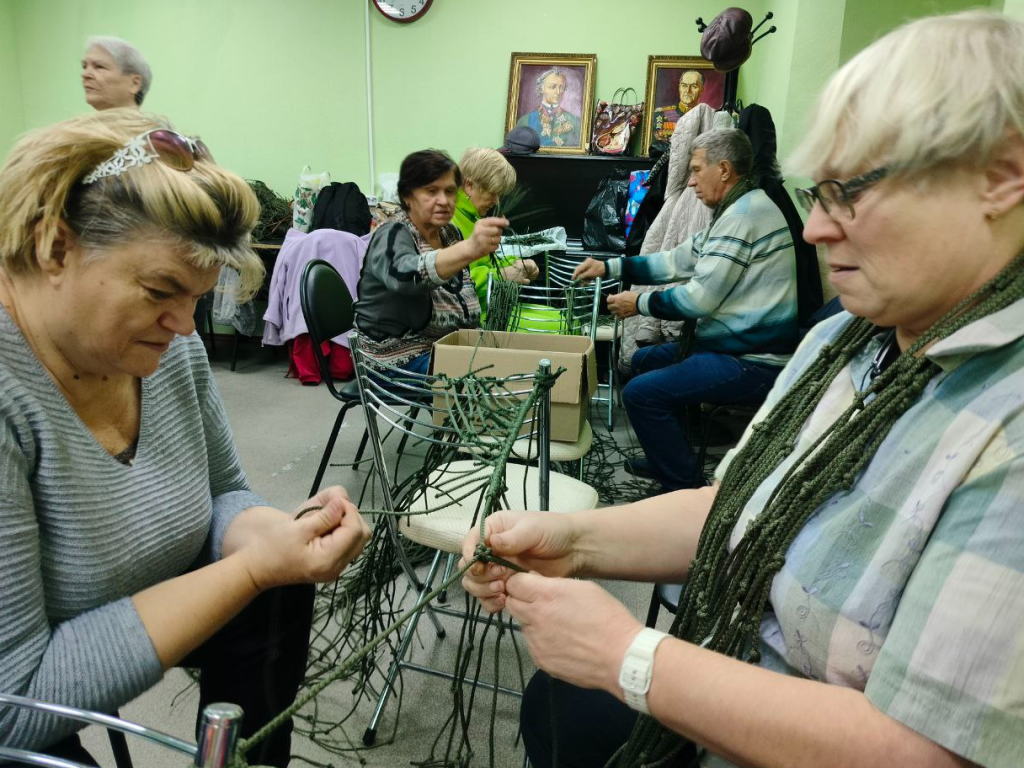 Серебряные волонтеры собрали теплые вещи и антидроновые шторы для защитников