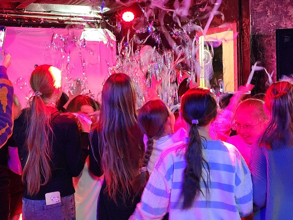 Жителей округа пригласили на зажигательную дискотеку