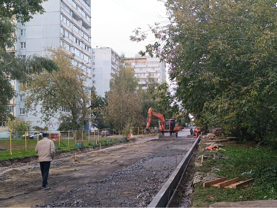 Специалисты приступили к замене бордюров на Заречной улице