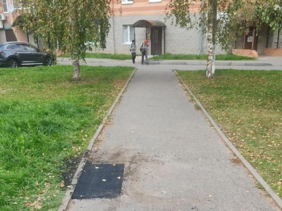 Коммунальщики залатали ямы на дорогах округа