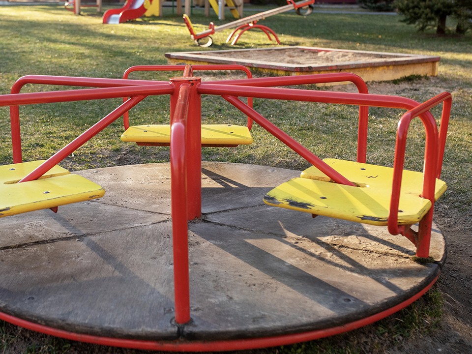 Опасную карусель на детской площадке у дома №2 по Гранитному тупику демонтировали