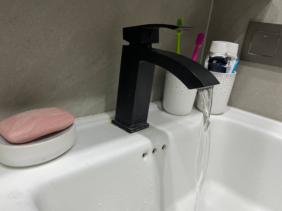 Воду на улице Ленина включат после завершения ремонта полотенцесушителя