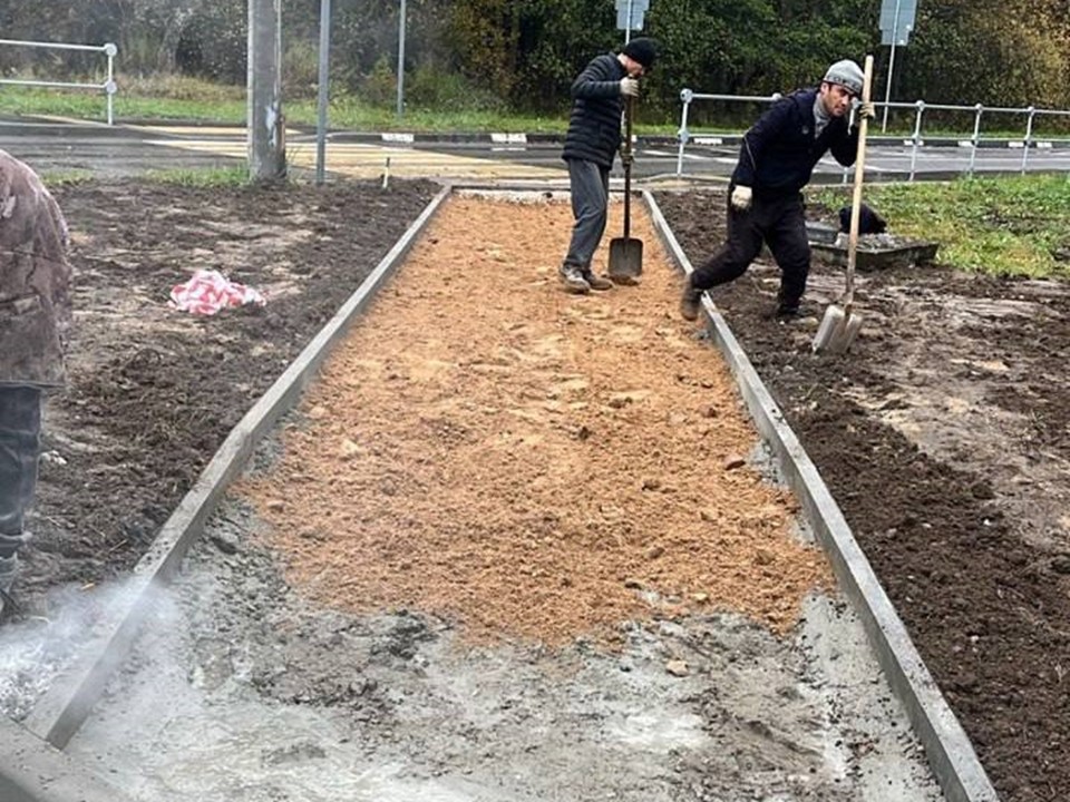 Новый тротуар строят в Оболенске на улице Солнечной