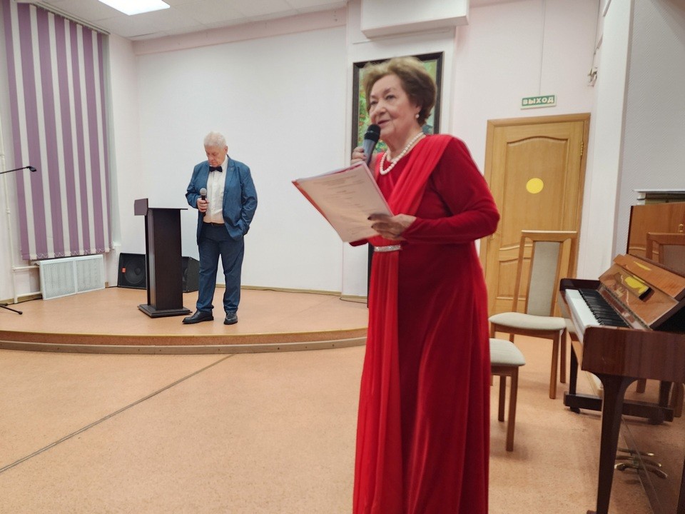 Хор ветеранов исполнил песни из советских фильмов для посетителей библиотеки