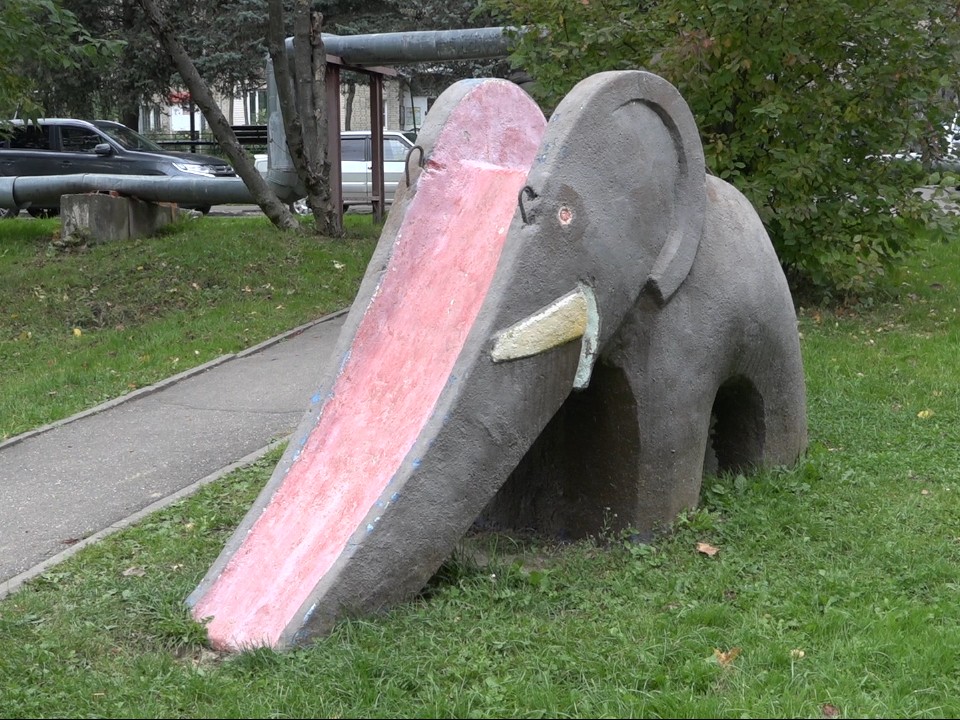 Сохраняя память: на Цветном бульваре во Власихе оставили советские фигуры