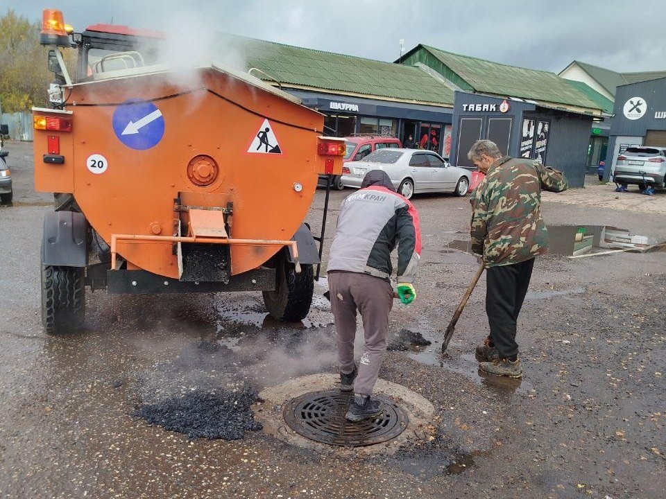 Ямы на истринских дорогах залатают холодным асфальтом
