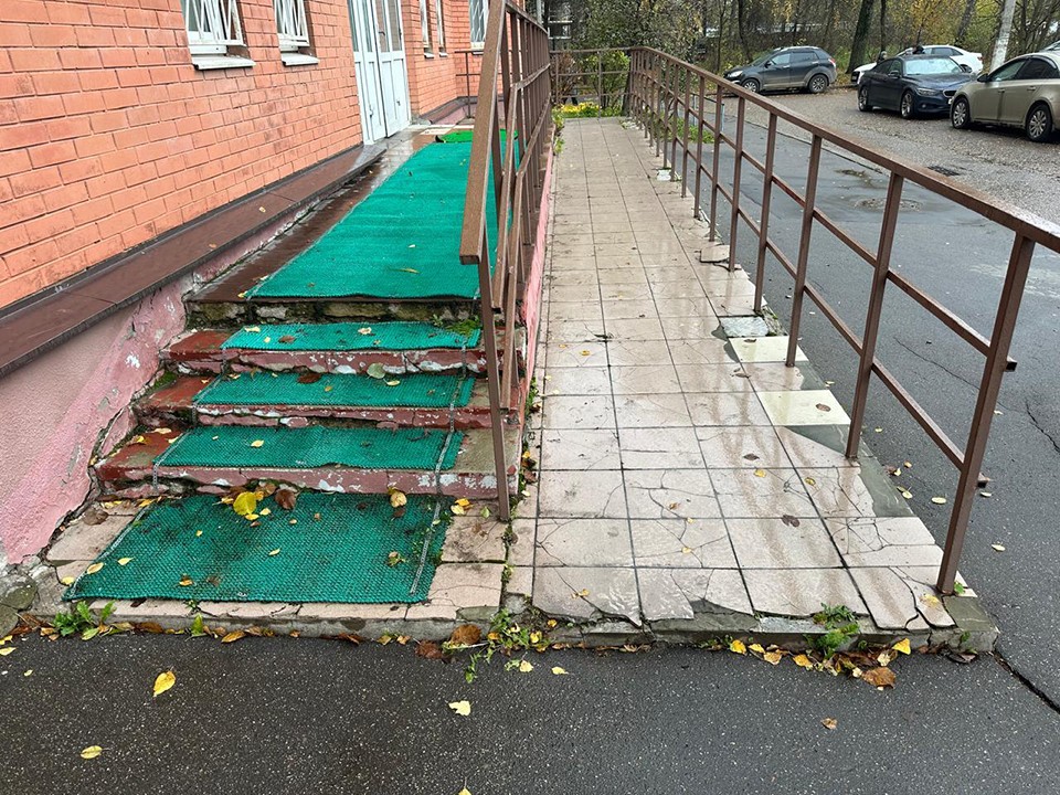 Власти Одинцовского округа пообещали отремонтировать крыльцо в центре «Всем добра» в Звенигороде