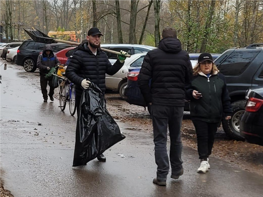 Администрация разберется с упавшим забором возле мусорного контейнера в Выстреле