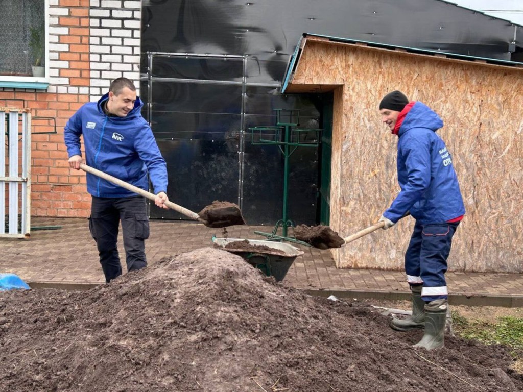Талдомские молодогвардейцы отметили День волонтера, помогая семье участника СВО