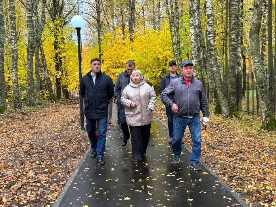 Глава Можайского округа Мордвинцев проверил зону отдыха в парке деревни Горетово