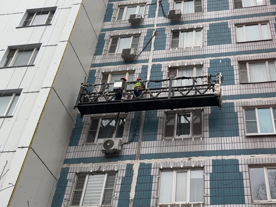 На улице Дурыманова отремонтируют фасад дома, который повредил водопроводную трубу