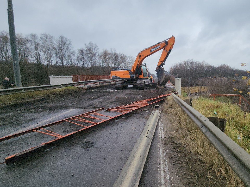 Возле деревни Лукино под Серпуховом рабочие разбирают мост через железную дорогу
