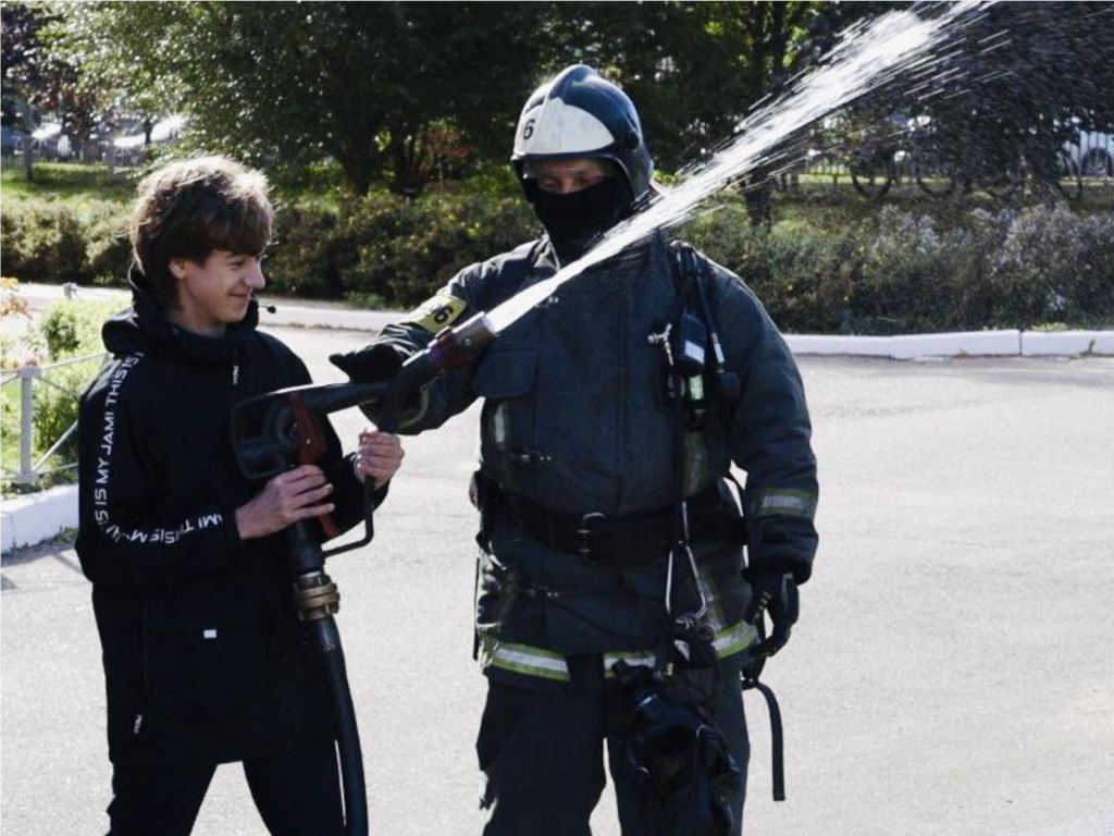 В школе «Флагман» детей научили основам безопасности жизнедеятельности на открытом уроке