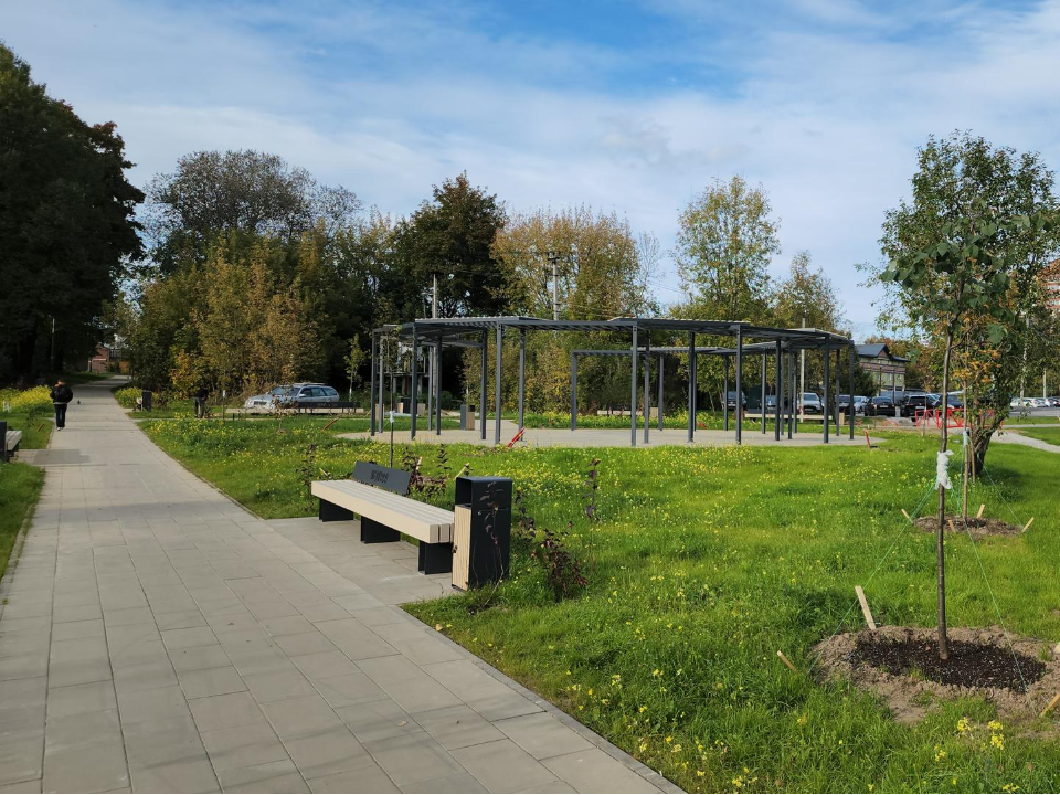 В Щелкове обновили территорию у Молодежной набережной: теперь здесь можно гулять, отдыхать и парковаться без проблем