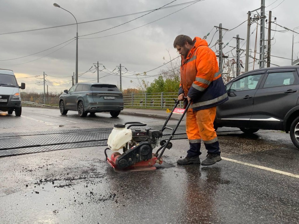Ремонт «не уходит» на зиму: как в Ступине латают дороги в любую погоду