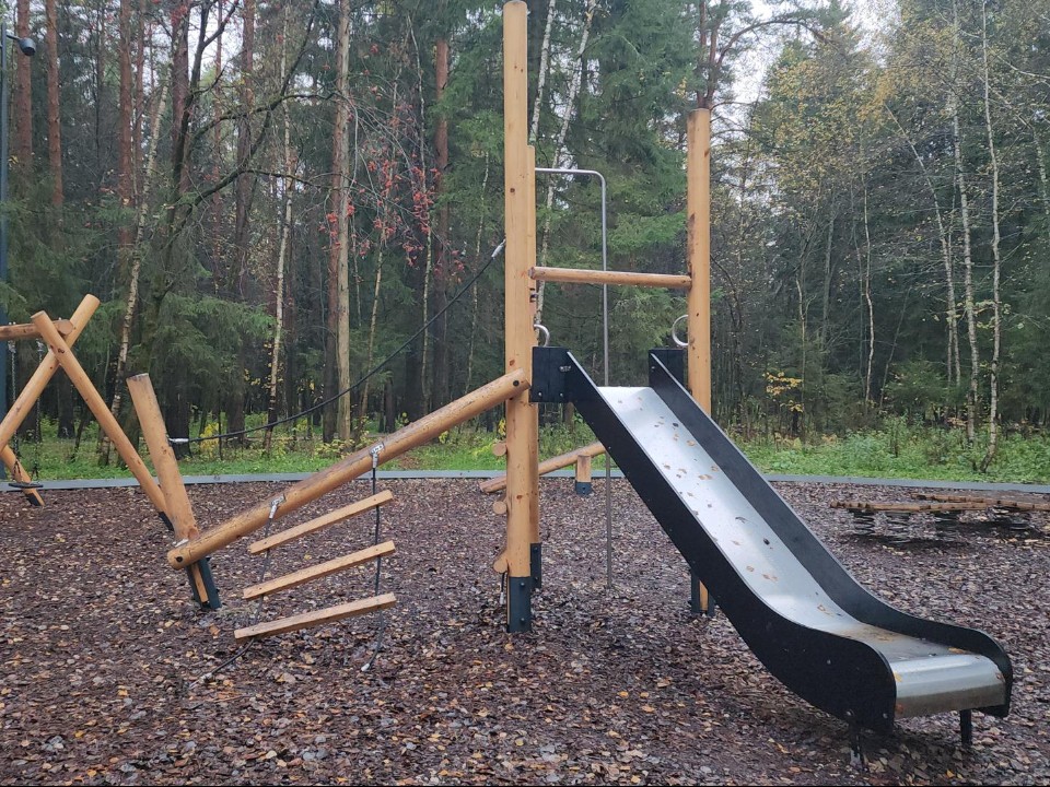 Основание для нового резинового покрытия готовят на детской площадке в лесопарке