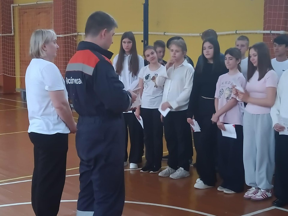 Спасатели провели урок безопасности для школьников