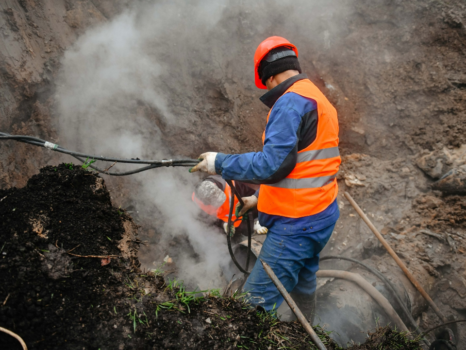 Специалисты устранят прорыв трубопровода на улице Юннатов до 17 октября