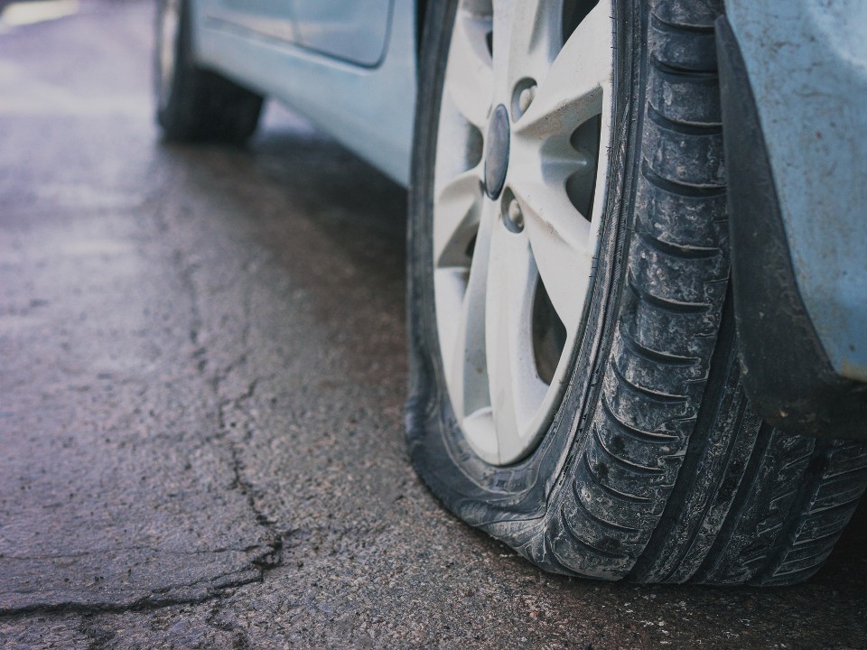 Неизвестный вандал прокалывает шины у припаркованных возле вокзала автомобилей