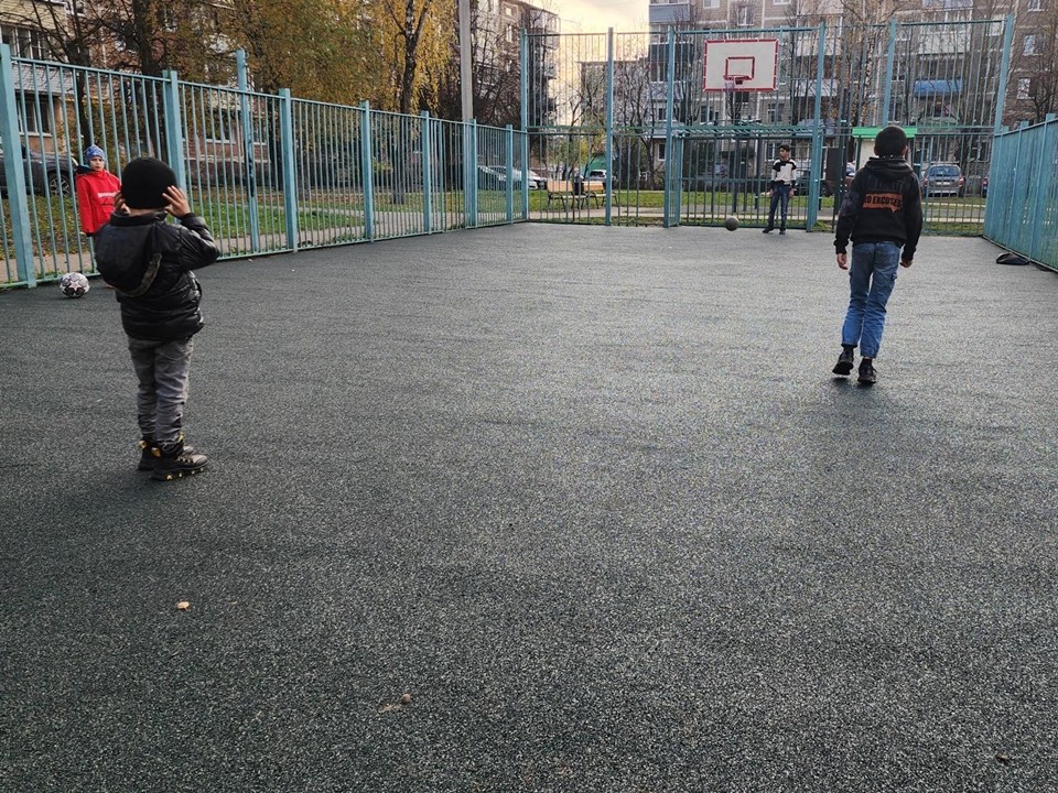 Во дворах трех домов завершили укладку прочного резинового покрытия на спортплощадке