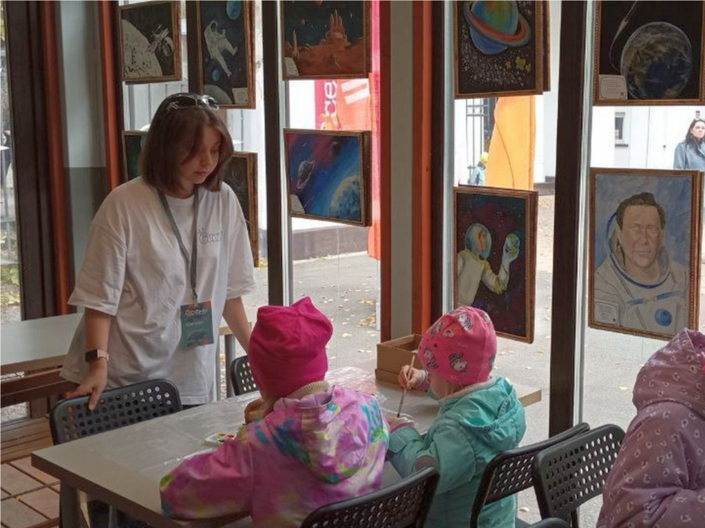 Молодежь представила свой взгляд на космические открытия на выставке «Эхо Гагарина» в парке