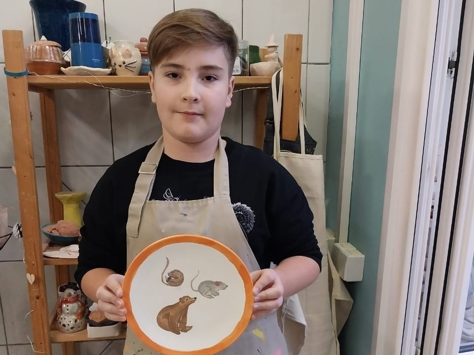 Ученики школы № 2 изучили майоликовую роспись и сами украсили тарелки