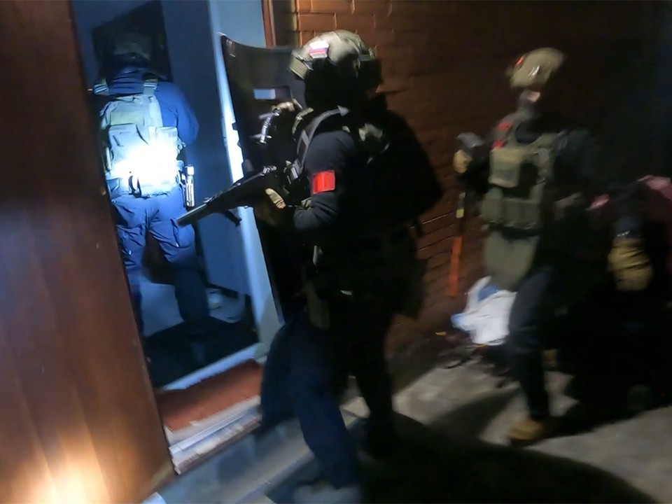 Опубликованы кадры задержания троих мужчин, подозреваемых в разбое в Ленинском округе