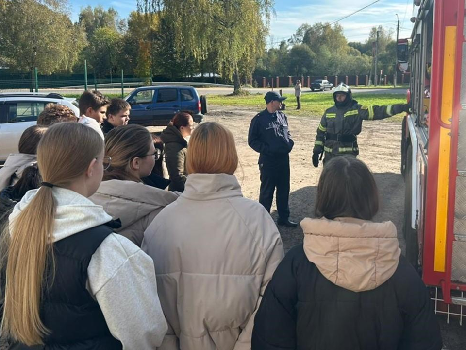 Пожарные продемонстрировали технику и оборудование волоколамским школьникам